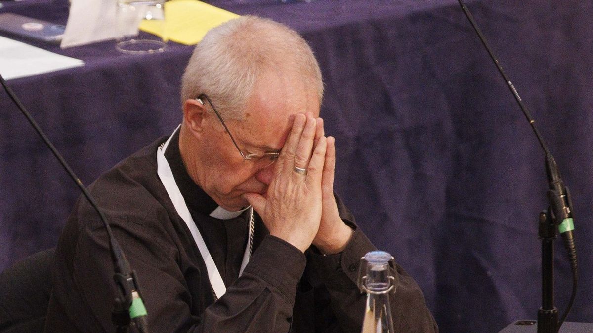 Zlomový bod v anglikánské církvi? Kněží mohou žehnat stejnopohlavním párům